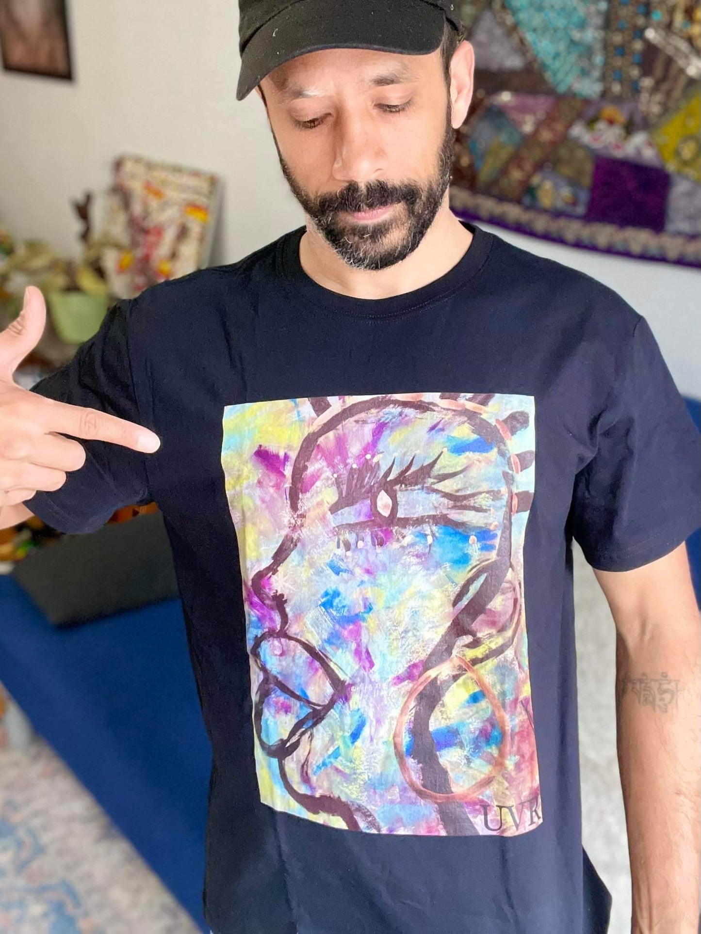 Mama sees all mens T-shirt